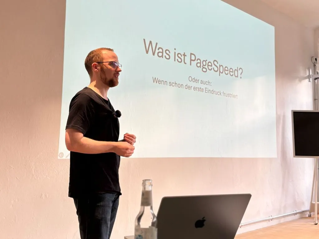 Max präsentiert "Was ist PageSpeed" auf dem SEO Meetup Hamburg im April 2025