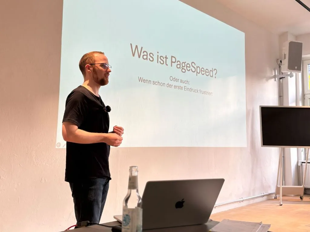 Max Böhme spricht beim SEO Meetup Hamburg vor Publikum